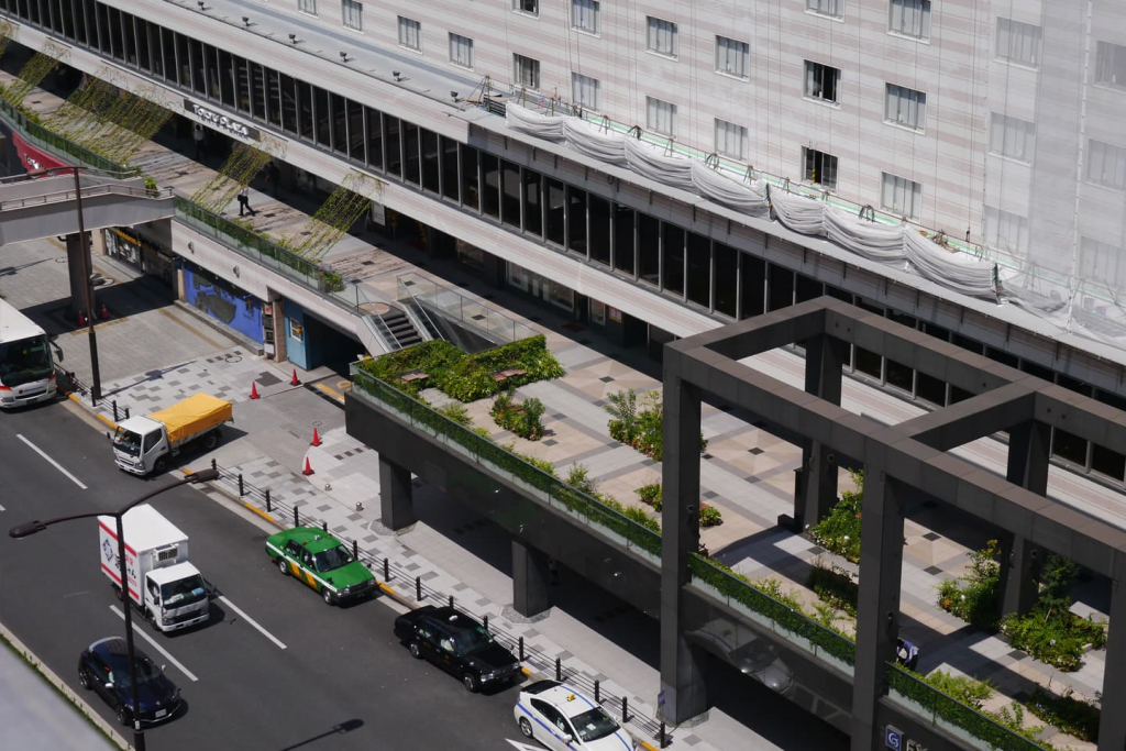 東急プラザ赤坂オープンコリドール「野に咲く花の回廊」