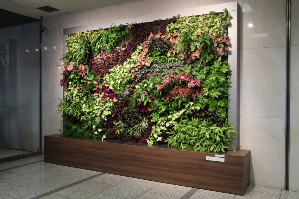 新南平台東急ビル エントランスホール「垂直花壇」